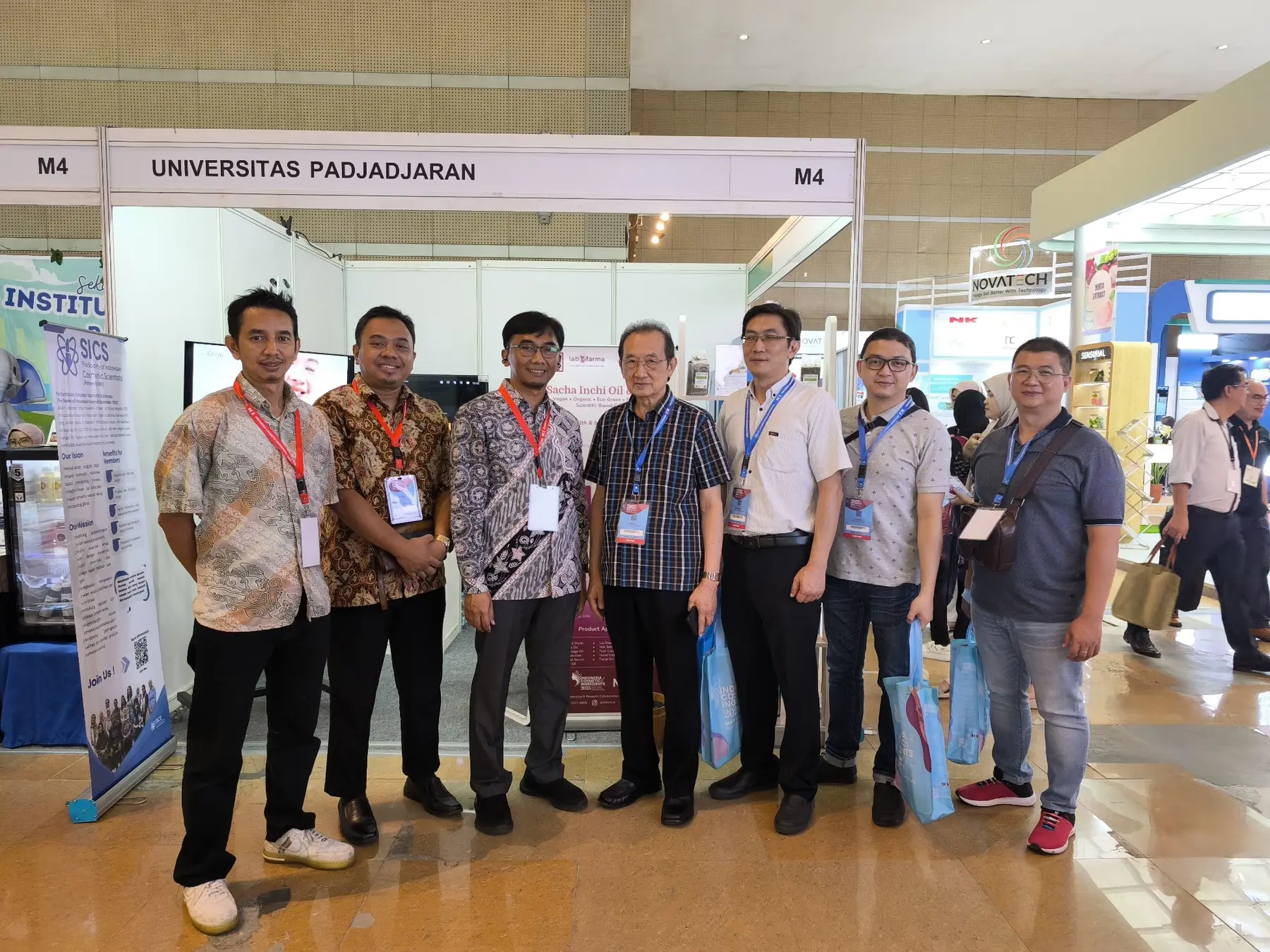 Jejaring pengunjung dan mitra industri di booth Universitas Padjadjaran pada ICI 2025