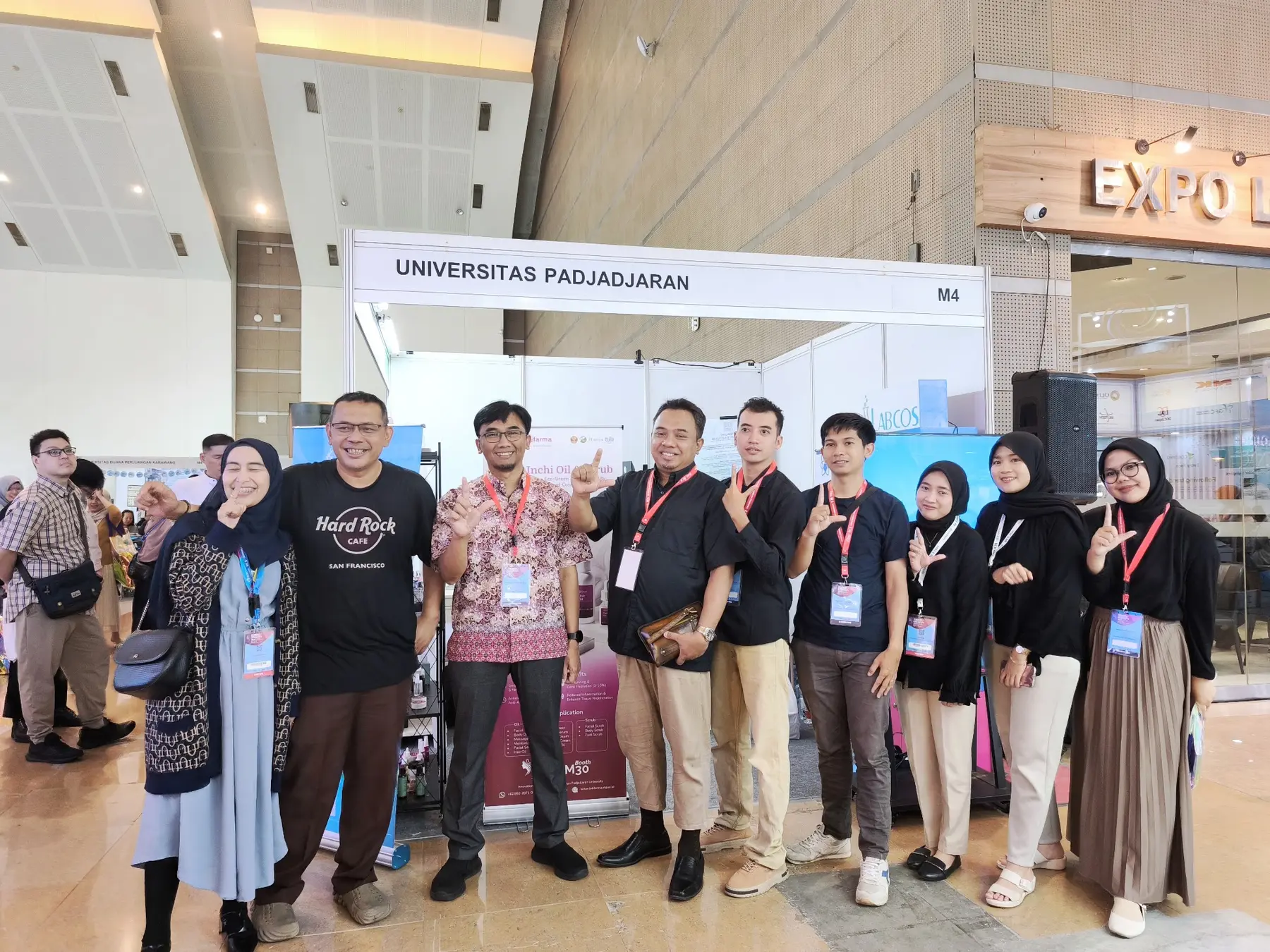 Tim dan mitra Universitas Padjadjaran pada pameran ICI 2025