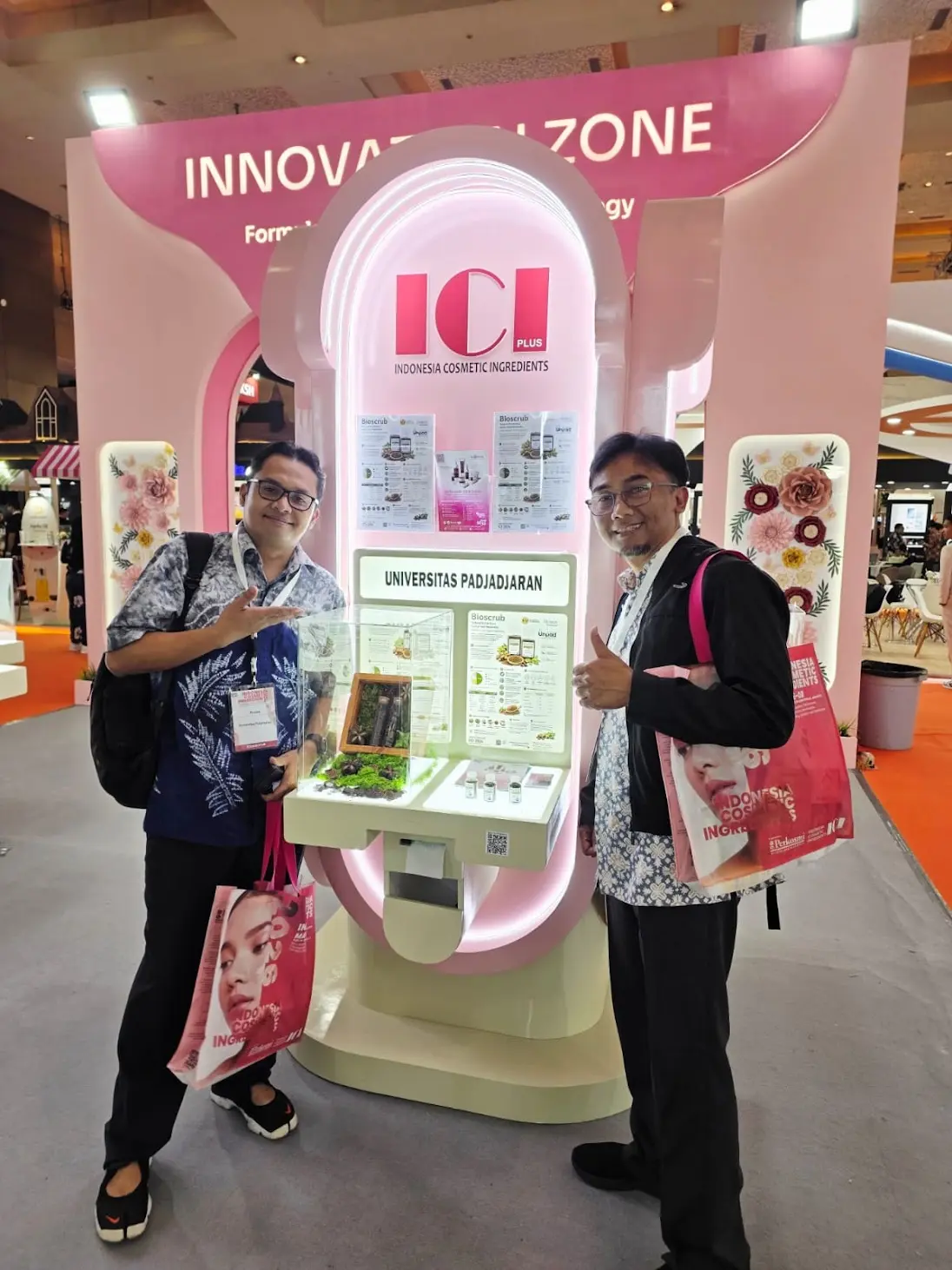 Pameran inovasi Universitas Padjadjaran di Innovation Zone Indonesia Cosmetic Ingredients 2026