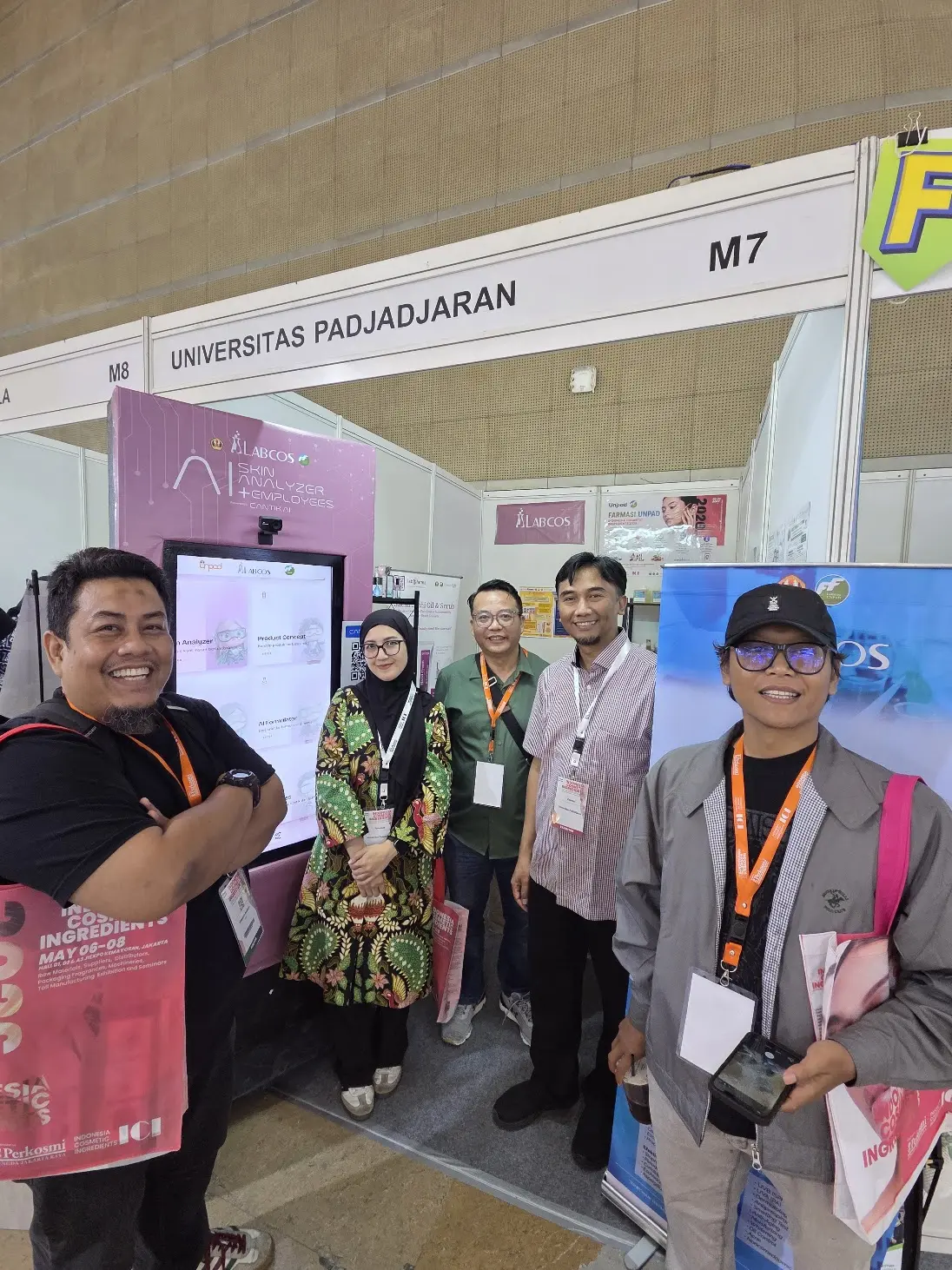 Pengunjung dan mitra berjejaring di booth Universitas Padjadjaran pada ICI 2026